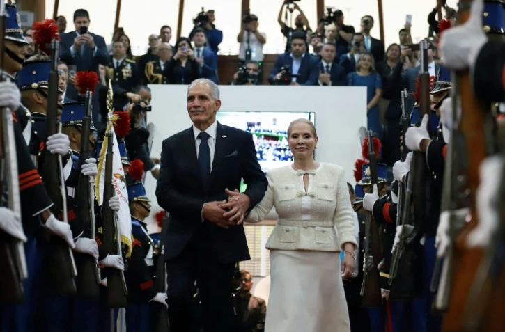 Photo diffusée par le Congrès hondurien montrant le président élu du Honduras, Nasry Asfura, et son épouse, Lissette del Cid Fernandez, à leur arrivée à la cérémonie d'investiture à Tegucigalpa, le 27 janvier 2026