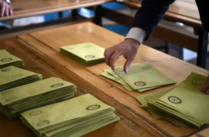 Des scrutateurs d'un bureau de vote lors du référendum sur une réforme renforçant les pouvoirs du président Recep Tayyip Erdogan, le 16 avril 2017 à Istanbul