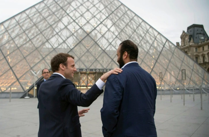 Le président Emmanuel Macron et le prince héritier saoudien Mohammed ben Salmane devant la pyramide du Louvre à Paris le 8 avril 2018