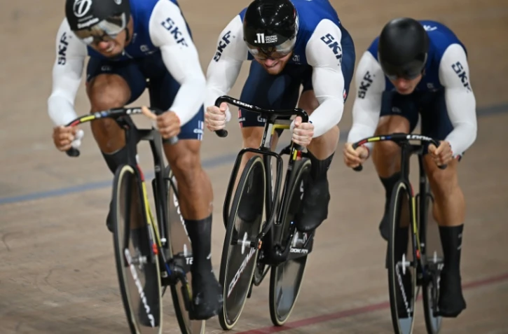 Les Français Florian Grengbo, Sébastien Vigier et Rayan Helal lors de la finale du sprint par équipes des Mondiaux de cyclisme, le 4 août 2023 à Glasgow