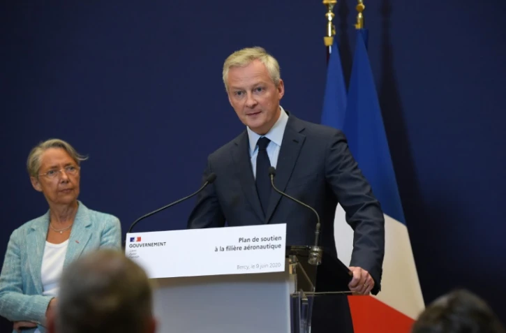 Le ministre de l'Economie Bruno Le Maire (d) et la ministre de la Transition écologique Elisabeth Borne, lors de la présentation du plan de soutien à la filière aéronautique, le 9 juin 2020 à Paris