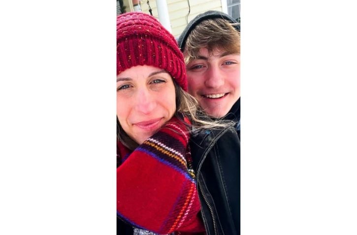 Photo non-datée fournie par Joanna Brandt la montrant avec son fils transgenre Dylan, dans l'Arkansas