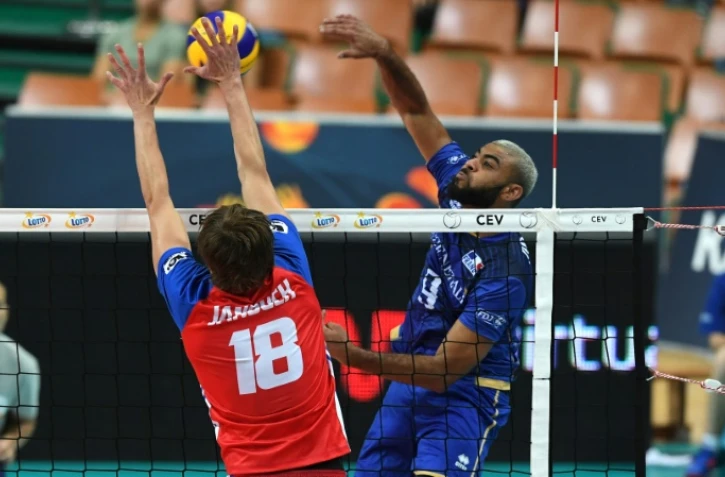 Le Français Earvin Ngapeth (bleu) face au Tchèque Jakub Janouch en barrages de l'Euro de volley, le 30 août 2017 à Katowice