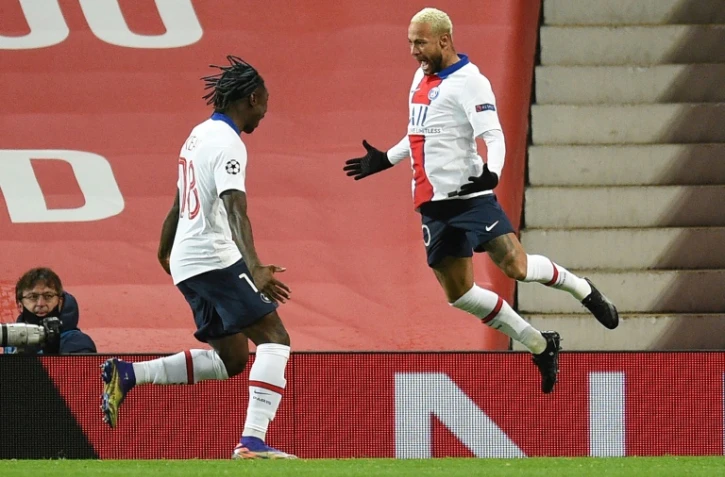 Les attaquants du PSG Moise Kean (g) et Neymar fêtent un but contre Manchester United, le 2 décembre 2020 à Old Trafford