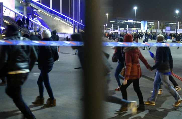 Des spectateurs à la sortie du Stade de France le 13 novembre 2015 à Saint-Denis