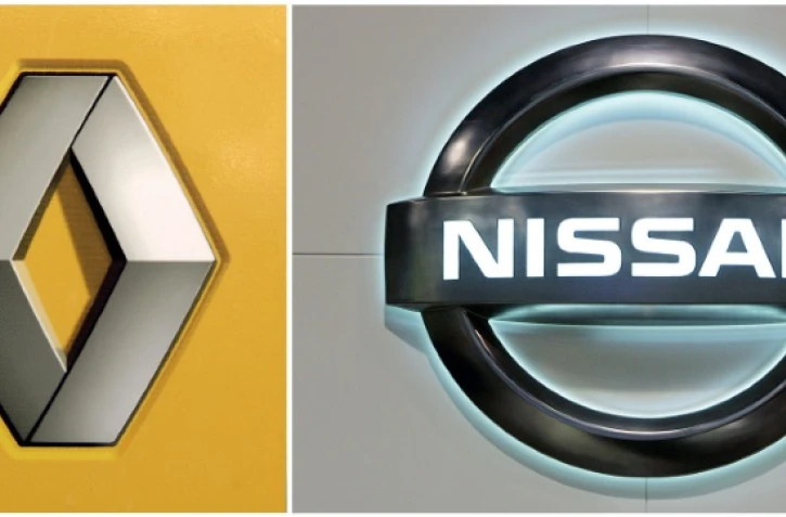 Un montage photo, réalisé le 6 avril 2010, montre les logos de Renault (g) et de Nissan