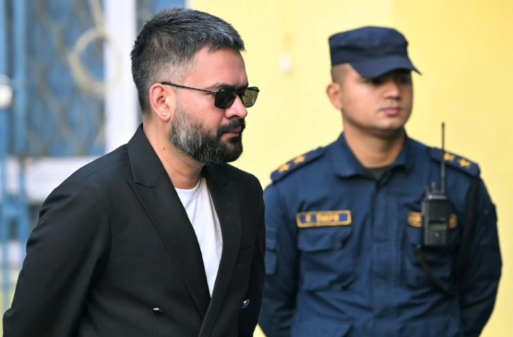 Le rappeur népalais Balendra Shah (à gauche) devenu maire de Katmandou, qui a remporté son duel contre l'ex-Premier ministre KP Sharma Oil aux législatives, vote le 5 mars 2026 dans la capitale népalaise
