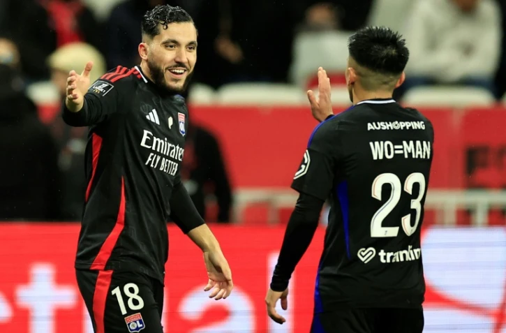 Thiago Ezequiel Almada (R) vient féliciter Rayan Cherki (g) qui vient d'ouvrir le score pour Lyon contre Nice en Ligue 1 le 9 mars 2025 à Nice