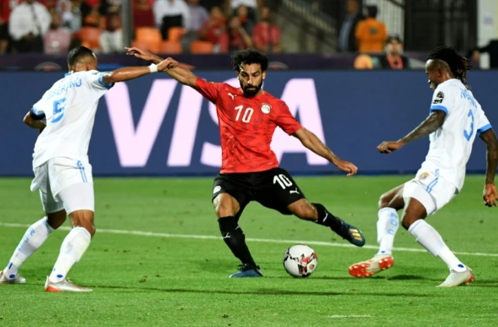 L'Egyptien Mohamed Salah (c) tire et marque contre la RD Congo Ă la CAN, le 26 juin 2019 au Caire