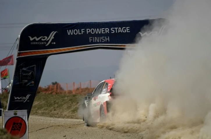 Le Français Sébastien Ogier franchit en vainqueur la ligne d'arrivée du Safari Rallye du Kenya le 27 juin 2021 à Naivasha