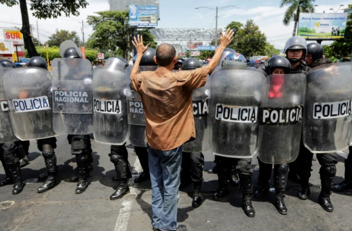 Un manifestant nicaraguyaen s'oppose aux policiers anti-émeutes, à Managua le 15 septembre 2018