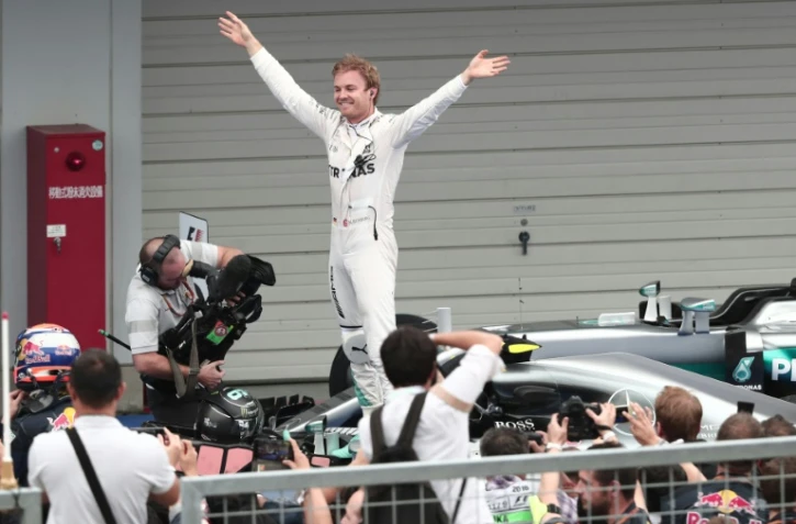L'Allemand Nico Rosberg bras levés dans les stands après sa victoire au GP du Japon sur le circuit de Suzuka, le 9 octobre 2016