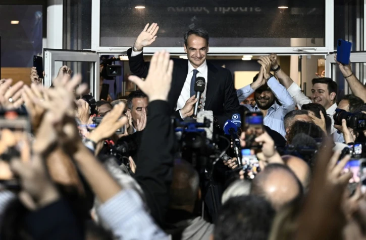 Le Premier ministre grec sortant Kyriakos Mitsotakis célèbre sa victoire avec des militants de son parti Nouvelle-Démocratie, le 21 mai 2023 à Athènes 