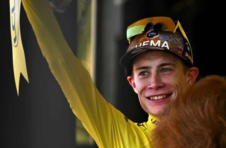 Le Danois Jonas Vingegaard célèbre son maillot jaune samedi 23 juillet lors de la 20e et avant dernière étape du Tour de France à Rocamadour