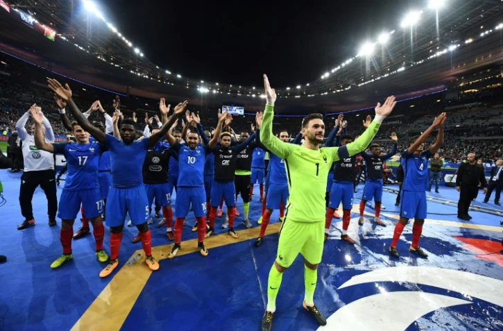Les joueurs de l'équipe de France communient avec le public du Stade de France à l'issue de la qualification à la Coupe du monde 2018, le 10 octobre 2017