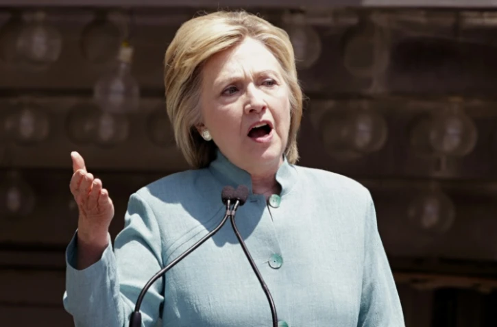 "Je pleure pour les policiers tués en faisant leur devoir sacré pour protéger des manifestants pacifiques, pour leur famille et tous ceux qui servent avec eux", a écrit Hillary Clinton