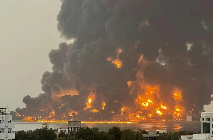 Une photo fournie par le Centre des médias des rebelles houthis montre un énorme incendie après des frappes sur la ville portuaire de Hodeida, tenue par les Houthis dans l'ouest du Yémen, le 20 juillet 2024