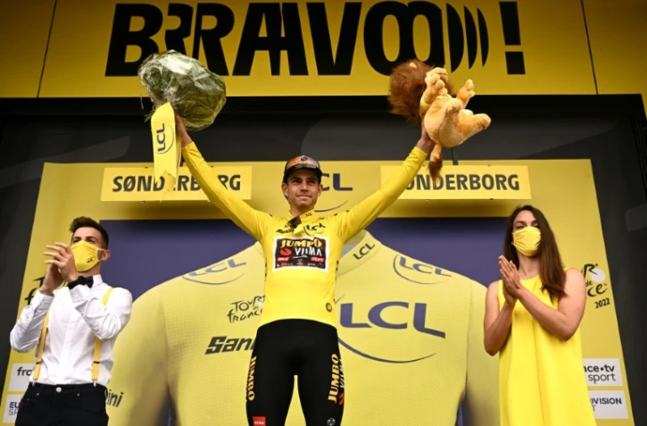 Le coureur de la Jumbo Wout Van Aert conserve le maillot jaune de leader à l'issue de la 3e étape du Tour de France à Sonderborg, le 3 juillet 2022