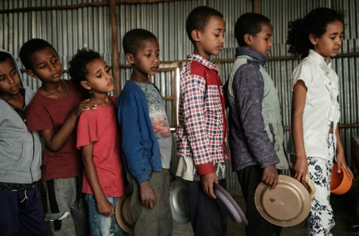 Des enfants font la queue lors d'une distribution de nourriture le 23 juin 2021, à Mekele, capitale de la région du Tigré, en Ethiopie