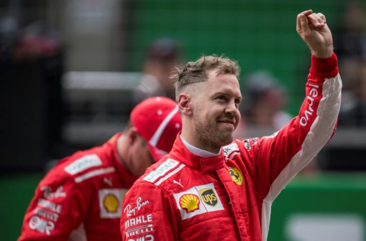 L'Allemand Sebastian Vettel (Ferrari) salue le public après avoir décroché la pole position du GP de Chine, sur le circuit de Shanghai, le 14 avril 2018