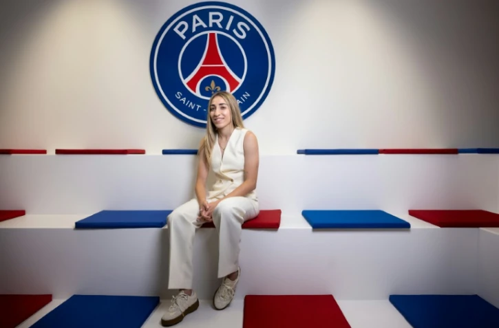 La défenseuse espagnole Olga Carmona, championne du monde, pose sous le logo du PSG à Paris le 13 juin 2025