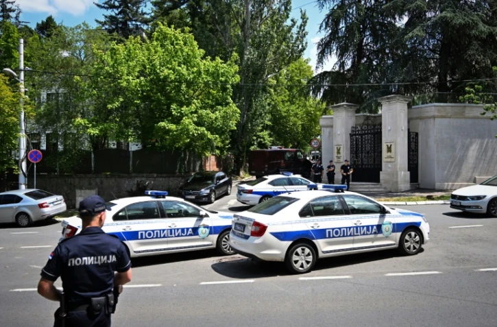 Des policiers déployés autour de l'ambassade d'Israël à Belgrade, après une attaque terroriste, le 29 juin 2024 en Serbie