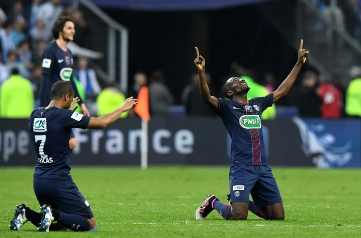 Les milieux de terrain Blaise Matuidi (d) et Lucas (g) en liesse après la victoire du PSG au détriment de Marseille en finale de la Coupe de France au Stade de France, le 21 mai 2016