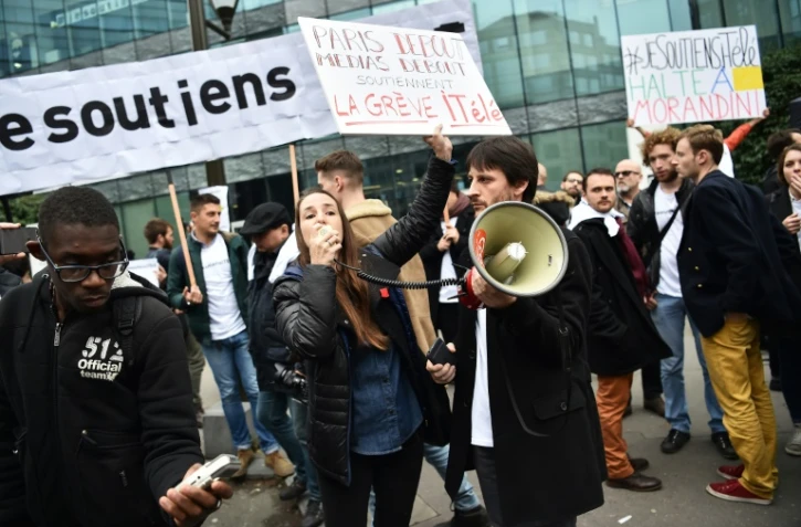Des salariés d'iTELE, en grève, rassemblés devant le siège de la chaîne à Boulogne-Billancourt, le 25 octobre 2016
