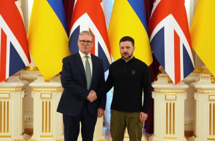 Le Premier ministre britannique Keir Starmer (à gauche) serre la main du président ukrainien Volodymyr Zelensky (à droite) lors d'une visite à Kiev le 16 janvier 2025.