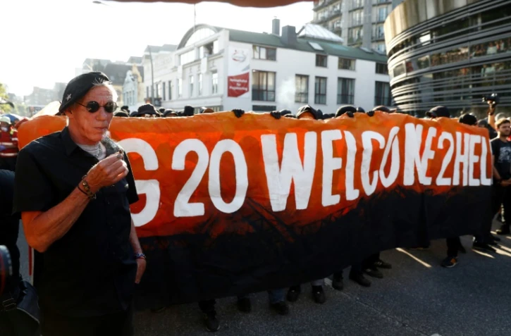 De militants antimondialistes lors d'une marche sous haute à Hambourg à la veille d'un sommet des dirigeants du G20, le 6 juillet 2017
