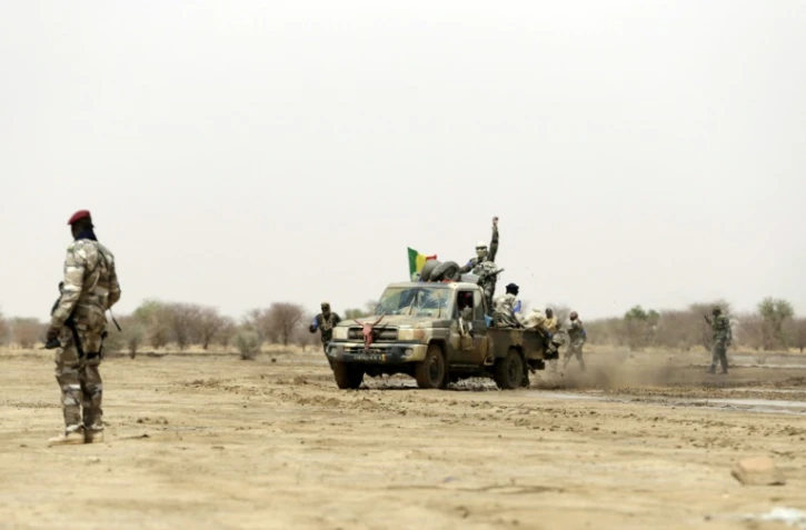 Des soldats maliens patrouillent sur une route entre Kidal et Gao le 29 juillet 2013 dans le nord du Mali