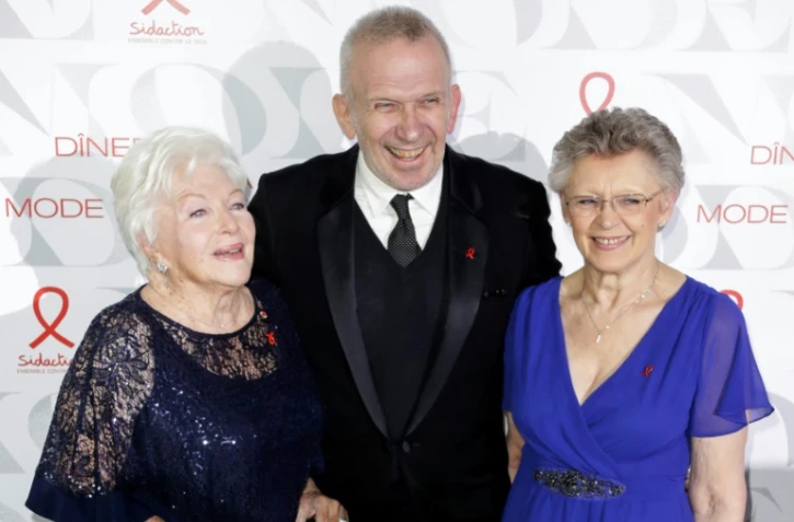 L'actrice Line Renaud (G), le couturier Jean-Paul Gaultier, parrain du Sidaction, et  Françoise Barré-Sinoussi, présidente de Sidaction, le 24 janvier 2019 lors d'un dîner pour lever des fonds en faveur de l'association à Paris 