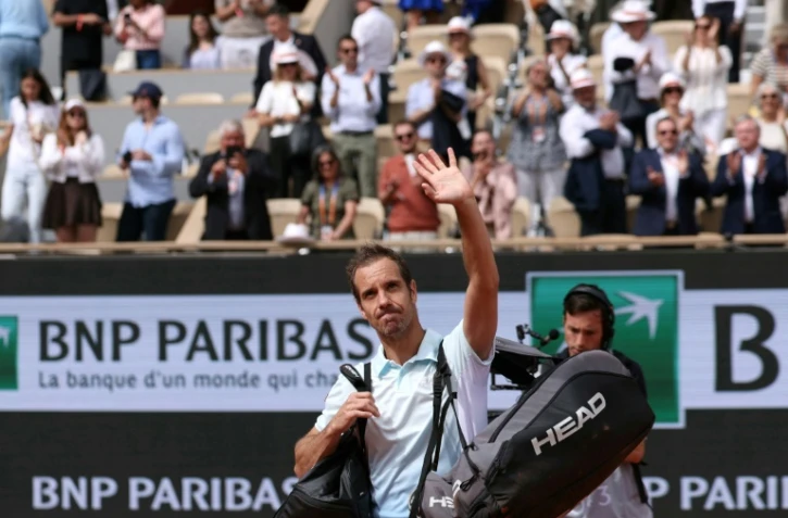 Richard Gasquet quitte le Central de Roland-Garros, où il vient de disputer le dernier match de sa carrière, le 29 mai 2025.