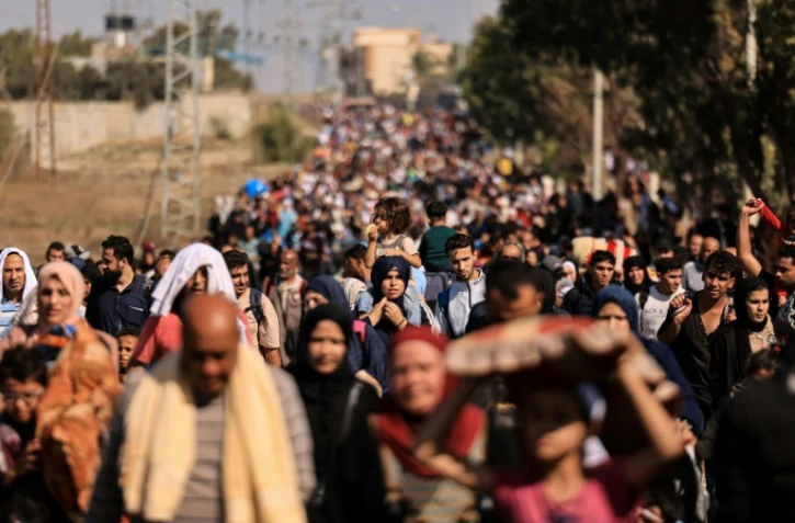 Des familles palestiniennes fuient le 10 novembre 2023 la ville de Gaza et d'autres secteurs du nord de la bande de Gaza, où les combats font rage entre Israël et le Hamas, pour trouver refuge dans le sud