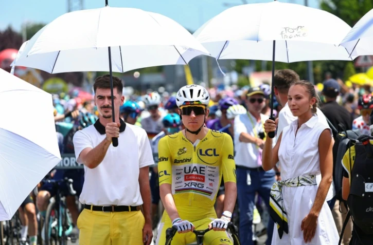 Le maillot jaune du Tour de France, Tadej Pogacar, est protégé de la chaleur au départ de la 9e étape à Malemort, le 12 juillet 2026