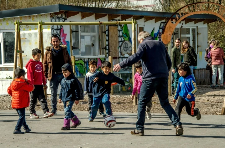 Des enfants des migrants kurdes dans à La Linière, camp à Grande-Synthe, dans le nord de la France, le 21 mars 2017