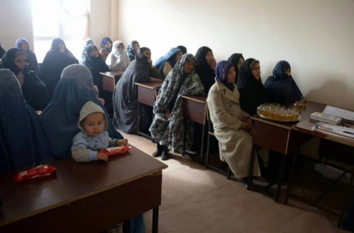 Des Afghanes assistent à un exposé sur des méthodes de contraception proposées par l'ONG britannique Marie Stopes International, le 19 mars 2016 à Mazar-i-Sharif
