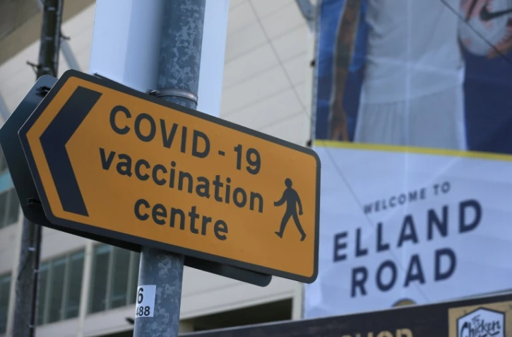 Un panneau indiquant la direction d'un centre de vaccination à Leeds (Royaume-Uni), le 3 avril 2021