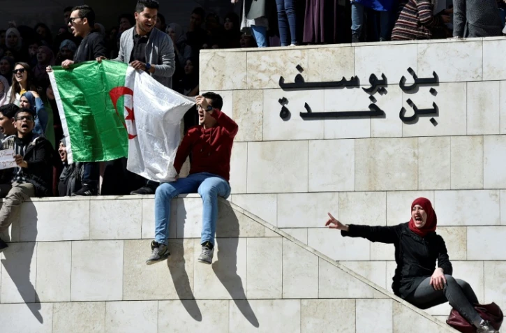 Des étudiants algériens manifestent à la faculté de médecine d'Alger le 3 mars 2019 contre la candidature du président Abdelaziz Bouteflika à un 5e mandat