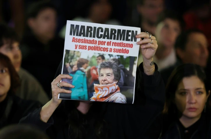 Des manifestants rassemblés après avoir appris le décès de la retraitée Maricarmen Abascal, expulsée de son logement, dans un hôpital à Madrid, le 7 octobre 2026