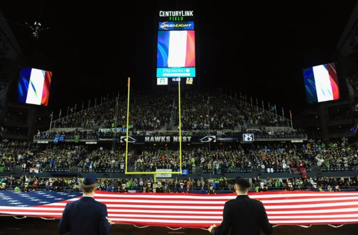 Des drapeaux français sont hissés, le 15 novembre 2015 dans un stade à Seattle en hommage aux victimes des attaques de Paris