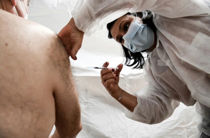 Un membre du personnel médical vacciné contre le Covid-19 à Sarcelles, en banlieue parisienne, le 10 janvier 2021 