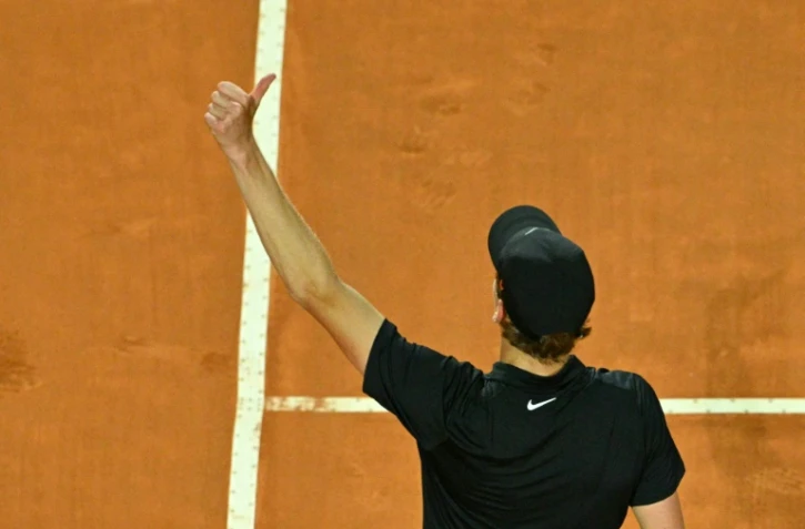 L'Italien Jannik Sinner, numéro un mondial, salue le public après sa victoire en demi-finale du Masters 1000 de Rome, le 16 mai 2025