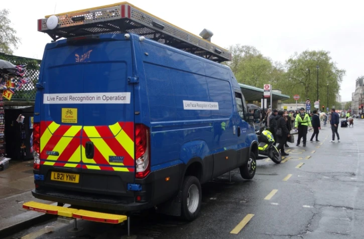 Un van de la police londonienne avec des caméras de reconnaissance faciale en temps réel déployé dans les rues de Londres lors du couronnement du roi Charles III le 6 mai 2023