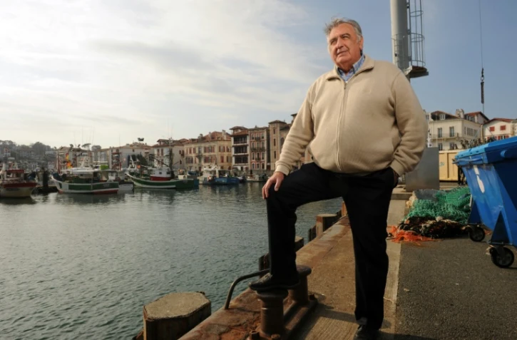L'aumônier Mikel Epalza, ici au port de Saint-Jean-de-Luz le 23 mars 2016, dit exercer son sacerdoce "les pieds dans l'eau"
