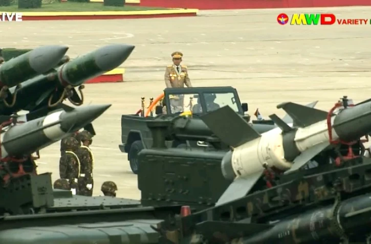 Le général Min Aung Hlaing, chef des forces armées de Birmanie, assiste à une parade miitaire à Naypyidaw, le 27 mars 2021 (capture d'écran via AFPTV d'images diffusées par Myawaddy TV)