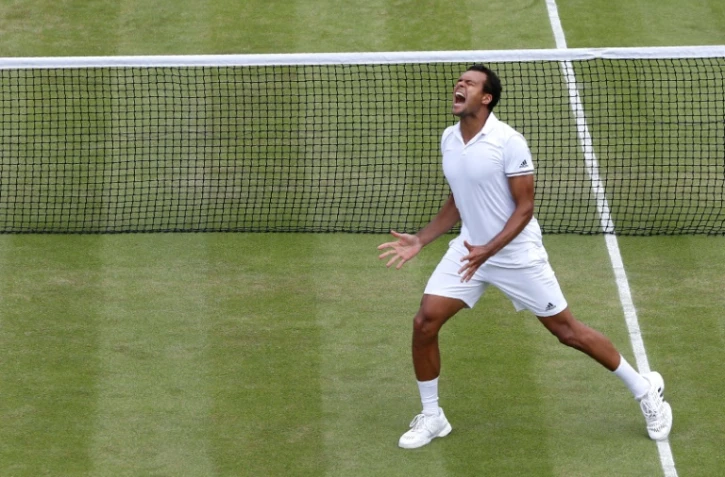 Le Français Jo-Wilfried Tsonga exulte après son succès face à l'Américain John Isner, à Wimbledon le 3 juillet 2016