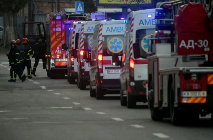 Les secours sur les lieux d'une explosion après une attaque de drones massive menée par la Russie sur Kiev, le 25 novembre 2023