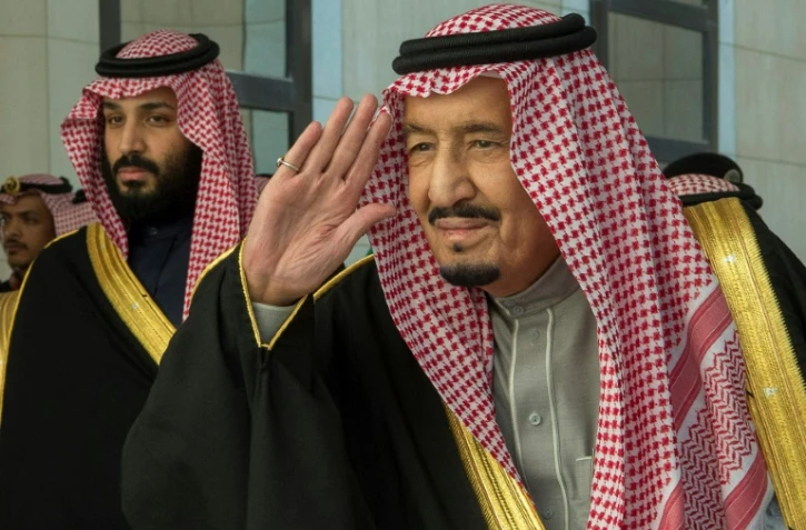 Le roi Salmane d'Arabie (d) et le prince héritier du trône d'Arabie saoudite et minsitre de la Défense, Mohammed ben Salmane, le 13 décembre 2017 à Ryad