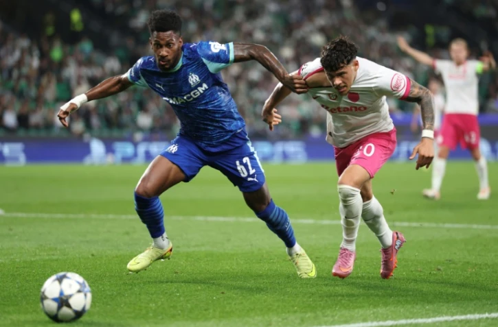 Le défenseur de Marseille Michael Murillo (g) et le milieu du Sporting Portugal Maximiliano Araujo lors de la victoire portugaise 2-1 en Ligue des champions, le 22 octobre 2025 à Lisbonne